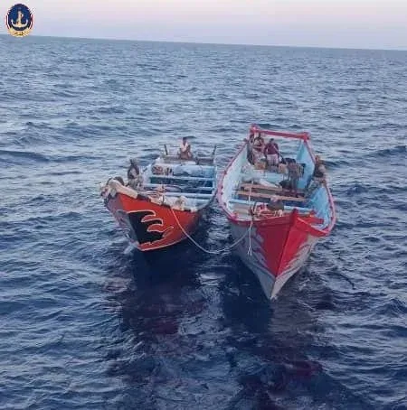 خفر السواحل يضبط قاربين للاشتباه بتهريب بشر وممنوعات قبالة سواحل المكلا