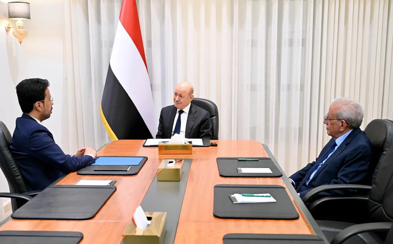 العليمي يلتقي رئيس لجنة التشاور ويؤكد على العلاقة بين القوى الوطنية ونقلها من التنافس إلى الشراكة