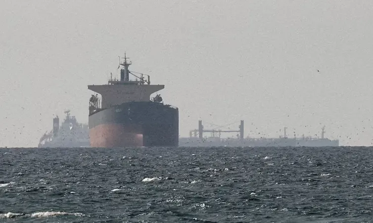 إيران تعيد إغلاق مضيق هرمز