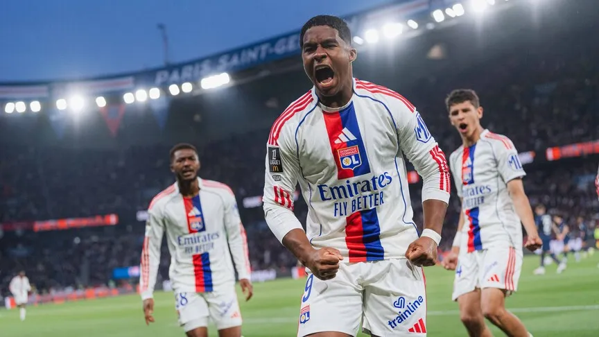 أولمبيك ليون يلحق خسارة مفاجئة بباريس سان جيرمان