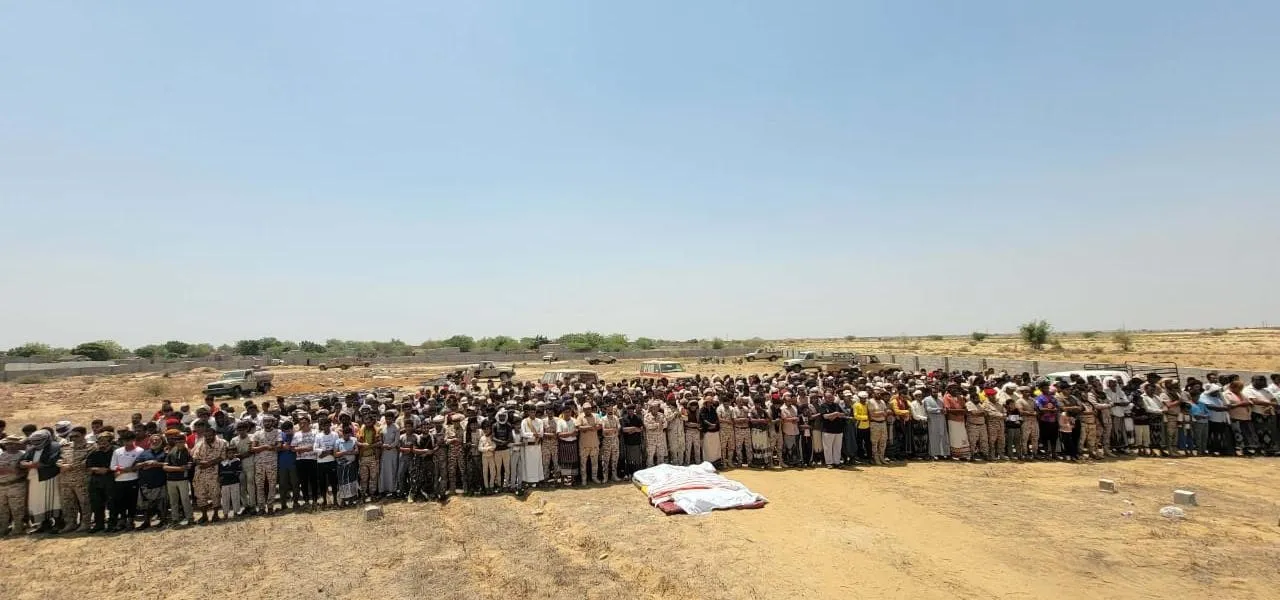 حجة.. تشييع مهيب لجثامين ضحايا جريمة استهداف الحوثيين لمائدة إفطار رمضان في حيران