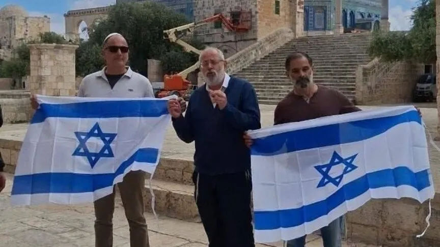 مستوطنون يرفعون علم إسرائيل خلال اقتحامهم المسجد الأقصى