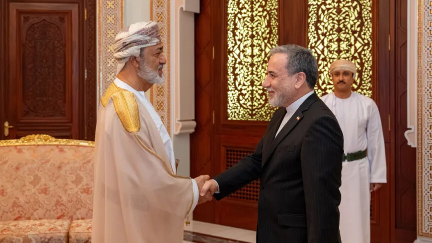 سلطان عمان يبحث مع عراقجي تطورات المنطقة ويدعو لتغليب الحوار