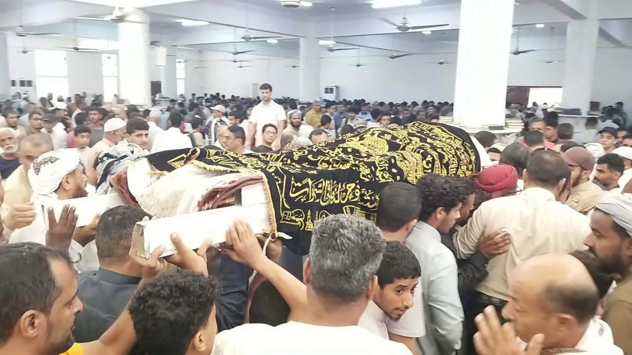 تشييع الأكاديمي عبدالرحمن الشاعر في عدن بعد أسبوعين من اغتياله
