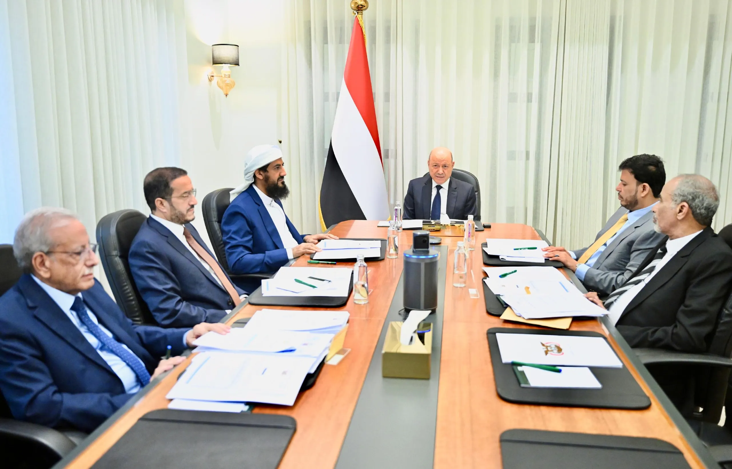 المجلس الرئاسي اليمني يُقرّ تسريع مسارات الإصلاحات وتعزيز الحوكمة والشفافية