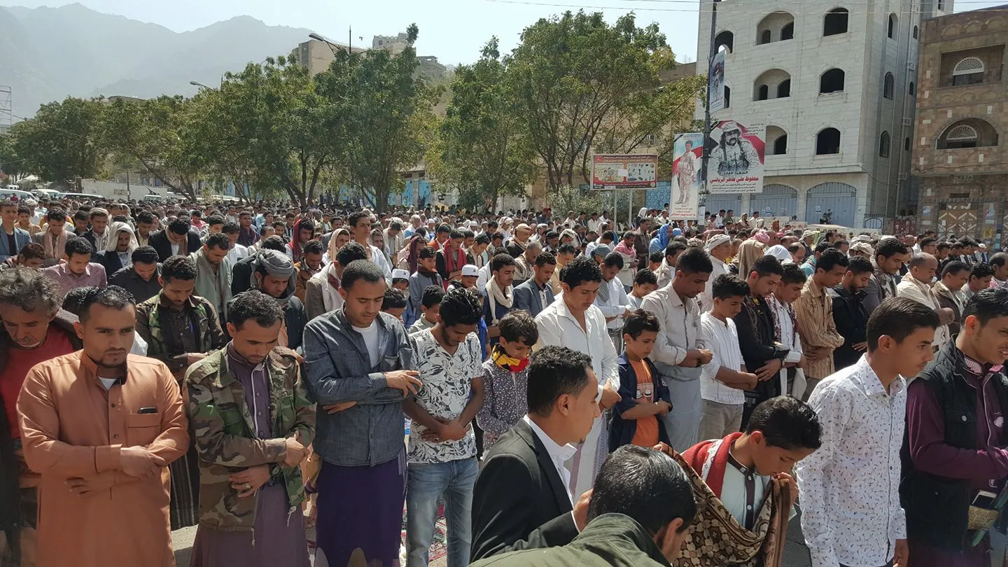 وقفة احتجاجية حاشدة في تعز للمطالبة بالغاز والماء والكهرباء ودعم الجيش