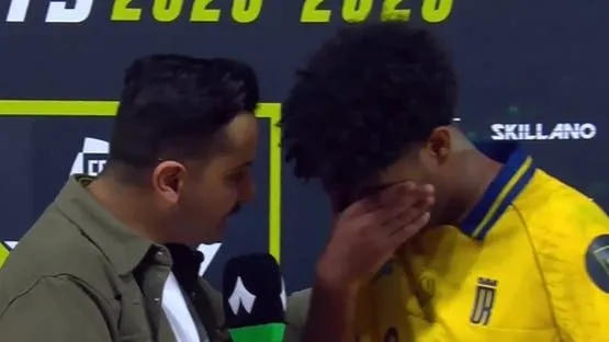 دموع لاعب يمني تثير تعاطفاً وسط جماهير الكرة السعودية