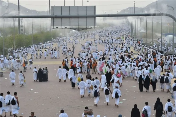 حجاج بيت الله ينفرون إلى مزدلفة بعد الوقوف بعرفة
