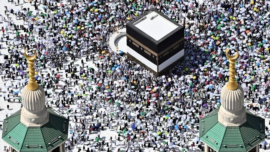 حجاج بيت الله الحرام يختتمون مناسكهم بطواف الوداع