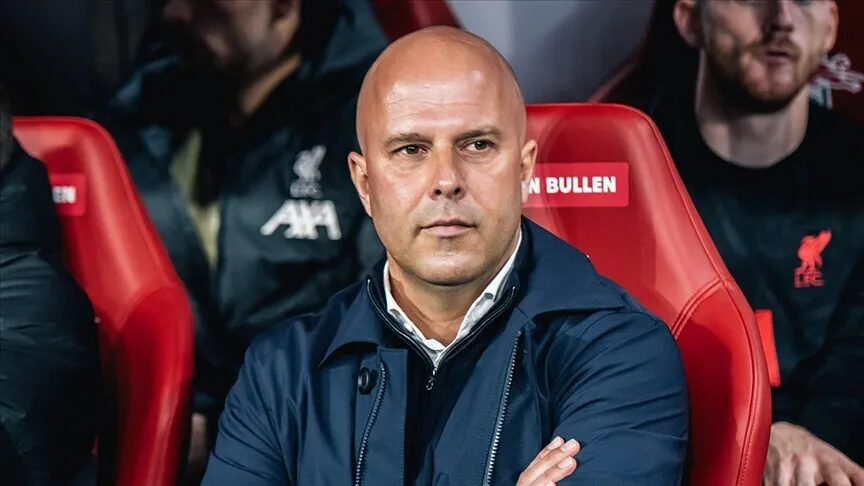 ليفربول يقيل مدربه الهولندي آرني سلوت