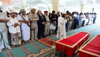 الرئيس يؤدي صلاة الجنازة على جثمان محافظ عدن والزبيدي يؤدي اليمين الدستورية