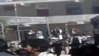 طلاب مدرسة في عمران يقذفون قيادات حوثية بالاحذية والحجارة (فيديو)