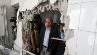 منسق  الأمم المتحدة يكشف نتيجة زيارته لتعز : 70 منشأة تعرضت للتدمير والوضع الصحي سيء