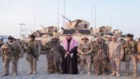 بالفيديو والصور .. محمد بن سلمان يزور الوحدات العسكرية السعودية على الحدود مع اليمن
