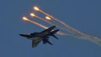 طيران التحالف يقصف معسكرا لتنظيم القاعدة غرب المكلا والضحايا بالعشرات