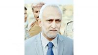 محافظ الحديدة  يدعو الأمم المتحدة حماية قوافل الإغاثة من سرقات الحوثيين
