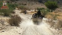 قائد المنطقة العسكرية الرابعة يؤكد استعادة معسكر العمري وبوارج التحالف تدك مواقع الحوثيين في المخا