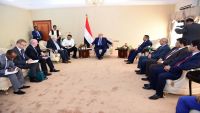 الرئيس هادي يستقبل في عدن مسؤولا أمميًا ويدعو المنظمات الإنسانية إلى النزول للميدان
