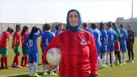 تركية في خريف عمرها تحقق حلمها بلعب كرة القدم