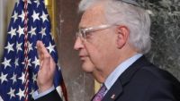 المحامي اليهودي المؤيد للاستيطان ديفيد فريدمان يؤدي اليمين الدستورية سفيرا أمريكيا لدى إسرائيل