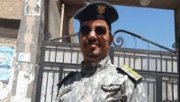 السلطات الأمنية بعدن تمنع الطيار طلال الشاوش من السفر وتودعه السجن