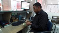 مصارف اليمن تلجأ إلى الدولارات القديمة بعد نفاد المخزون
