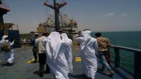عدن.. وزير الصحة يغادر ميناء الزيت غاضبا بعد تأخر وصول وفد الهلال الإماراتي عن الحضور