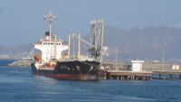 الحكومة تتهم مليشيات الحوثي باحتجاز عشر سفن نفطية في ميناء الحديدة