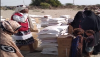 الصليب الأحمر يوزع مساعدات غذائية على 10 آلاف نازح في أبين