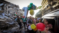 بين مشاهد الدمار والركام.. بائع بالونات العيد يتجول لإسعاد أطفال غزة