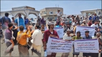 تظاهرة حاشدة لسائقي النقل الثقيل أمام بوابة ميناء عدن رفضاً لقرار إيقاف رئيس نقابتهم
