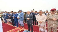 الرئيس العليمي يؤدي صلاة العيد في العاصمة المؤقتة ويستقبل جموع المهنئين