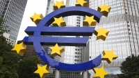 اليورو دون مستوى الدولار لأول مرة منذ طرح العملة الأوروبية