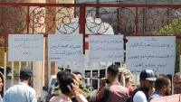 جرحى الجيش يغلقون مبنى محافظة تعز
