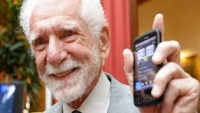 مخترع الهاتف المحمول "مصدوم" بعد 50 عاماً من اكتشافه: الناس أصبحوا مدمنين وأرى البعض فقدوا عقولهم