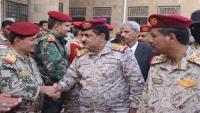 لأول مرة منذ توليه منصبه.. وزير الدفاع يتفقد قوات الجيش في محافظة تعز