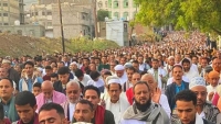 تعز.. الآلاف يؤدون صلاة العيد في ساحة الحرية ويطالبون برفع الحصار عن المدينة