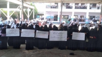 وقفة احتجاجية لمعلمات عدن رفضا لتحويل المرتبات إلى البنوك الخاصة