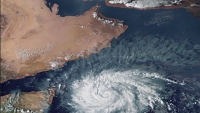 إعصار "تيج".. تزايد شدة العاصفة وتأثيراته المباشرة بدأت على سقطرى والمهرة
