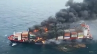 "نُذر حرب عالمية".. حقيقة فيديو احتراق سفينة أميركية بعد هجوم حوثي