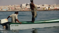 خفر السواحل تعلن إنقاذ ثلاثة صيادين يمنيين بعد بضعة أيام من تعطل قاربهم في خليج عدن