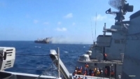 فيديو يسجل اللحظات الأولى لأول هجوم حوثي في البحر سقط فيه قتلى