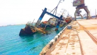الحوثيون يحذرون من غرق سفينة نفطية جانحة في ميناء عدن