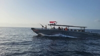 بالتعاون مع البحرية الأمريكية.. اليمن يتسلم مهربي أسلحة حوثيين بعد ضبط شحنة متفجرات قادمة من إيران