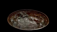 خبير آثار يكشف عن وعاء برونزي يمني نادر في مزاد عالمي
