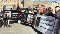 وقفة احتجاجية تنديدا بمقتل الشاب العليمي داخل سجن الصولبان في عدن